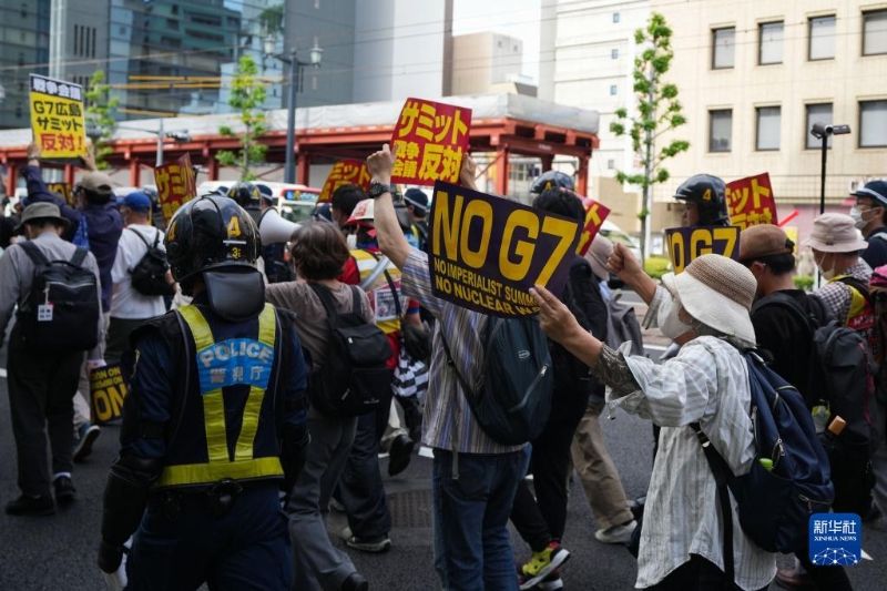 5月20日，民眾在日本廣島參加游行反對(duì)七國(guó)集團(tuán)峰會(huì)。（圖源：新華網(wǎng)）