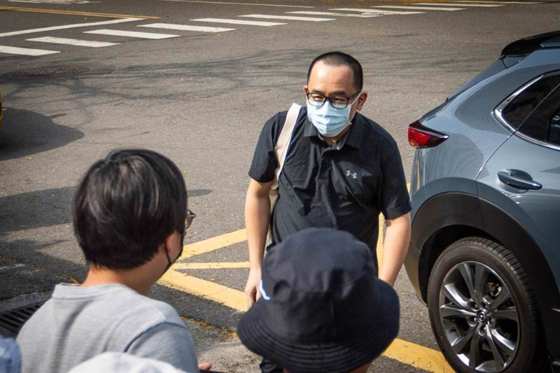 前高雄市議員陳致中遭判刑1年確定，11日下午3點(diǎn)多頂著3分頭、現(xiàn)身高雄地檢署等待發(fā)監(jiān)服刑。（袁庭堯攝）.jpg