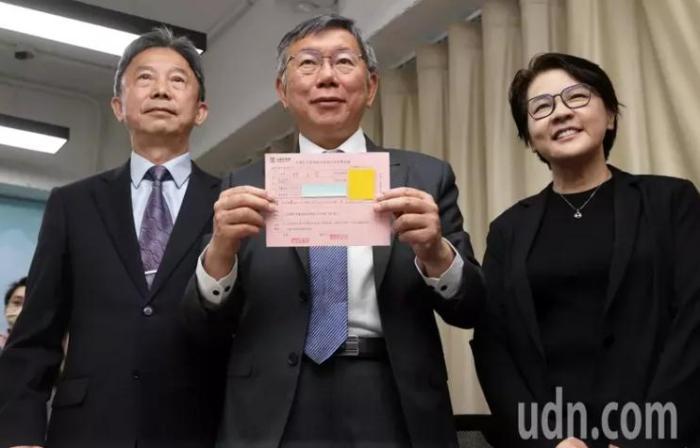 柯文哲5月8日登記參選臺(tái)灣地區(qū)領(lǐng)導(dǎo)人。圖片來源：臺(tái)灣《聯(lián)合報(bào)》 胡經(jīng)周 攝。.jpg