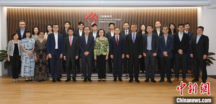 5月30日，楊何蓓茵(前排中)與赴內(nèi)地參與國(guó)家事務(wù)研習(xí)課程的23位學(xué)員見(jiàn)面?！√貐^(qū)政府新聞處 攝