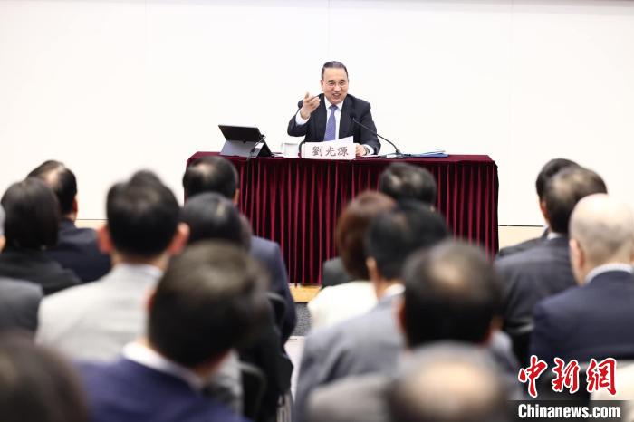 5月31日，外交部駐港公署特派員劉光源出席“2023年度國際形勢和中國外交”專題報(bào)告會并擔(dān)任主講?！±罴页缃幻襟w 攝