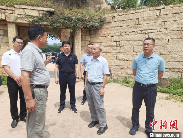 圖為林政則(右二)在漳浦趙家堡參訪。　廖珍妹 攝
