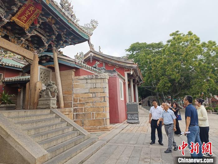 林政則首次參訪東山關(guān)帝廟，該廟是臺(tái)灣眾多關(guān)帝廟的香緣祖廟。　廖珍妹 攝