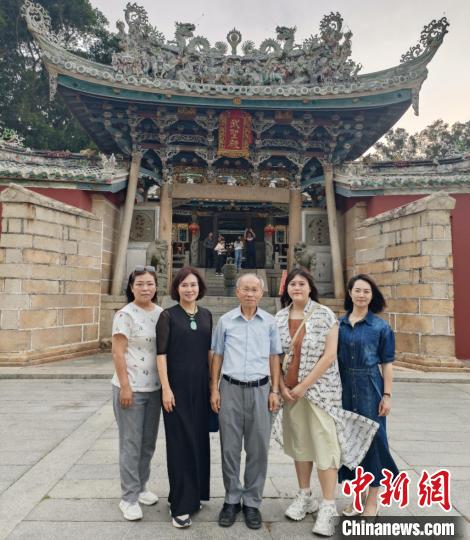 林政則(中)一行人在東山關(guān)帝廟前合影。　廖珍妹 攝