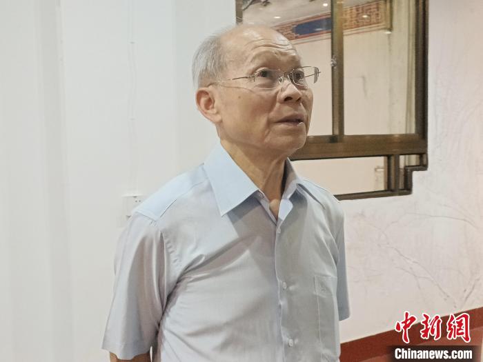 圖為林政則在參訪中認(rèn)真聆聽(tīng)介紹?！×握涿?攝