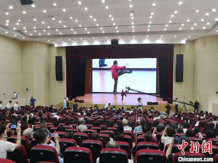 臺(tái)灣中華楊家老架太極武藝師承協(xié)會(huì)理事長(zhǎng)蘇清標(biāo)展示楊家老架太極拳。　范宇斌 攝