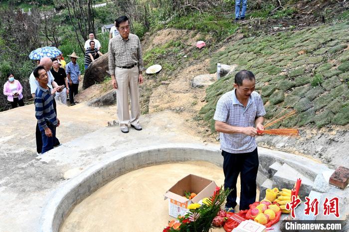 張榮恭(中)在詔安縣秀篆鎮(zhèn)北坑村張氏祖墓前祭拜先祖?！埥鸫?攝