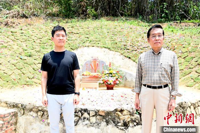 張榮恭(右)與其子張紹強在詔安縣秀篆鎮(zhèn)北坑村張氏祖墓前合影。　張金川 攝