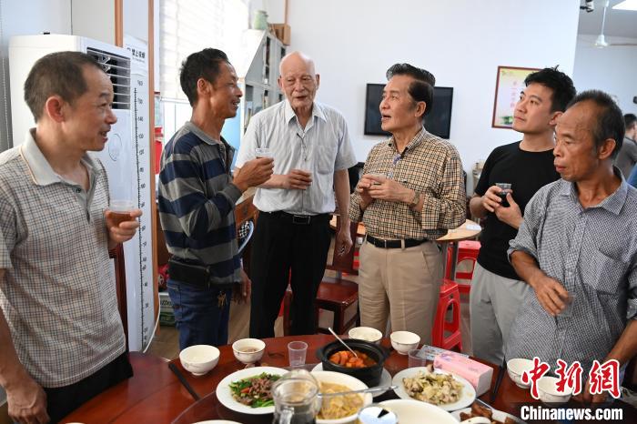 張榮恭(右三)在詔安縣秀篆鎮(zhèn)北坑村與族親拉家常。　張金川 攝