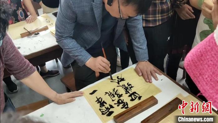 臺(tái)灣參訪團(tuán)走進(jìn)沈陽(yáng)皇姑區(qū)牡丹社區(qū)。沈陽(yáng)市臺(tái)辦供圖 沈陽(yáng)市臺(tái)辦供圖