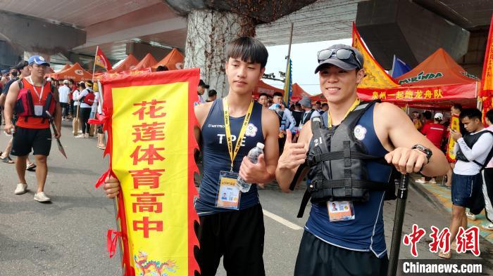 臺(tái)灣東華大學(xué)大三學(xué)生張宇琛(前右)此行是第四次前來(lái)集美參加龍舟賽。　楊伏山 攝
