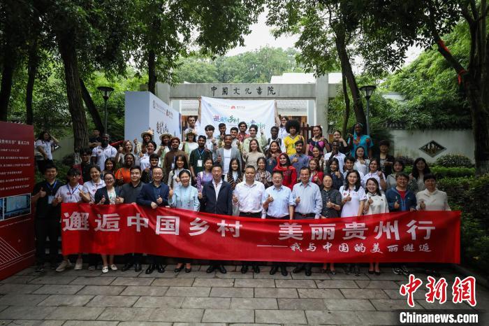 圖為此行留學(xué)生實踐團合影。　瞿宏倫 攝