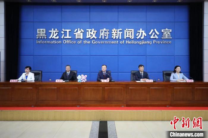 6月2日，黑龍江省人民政府新聞辦公室舉行新聞發(fā)布會(huì)，介紹第32屆“哈洽會(huì)”相關(guān)情況。　石啟立 攝