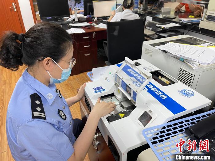 上海公安機(jī)關(guān)開啟應(yīng)急辦證服務(wù)，為考生做好服務(wù)保障工作?！∩虾Ｊ泄簿止﹫D
