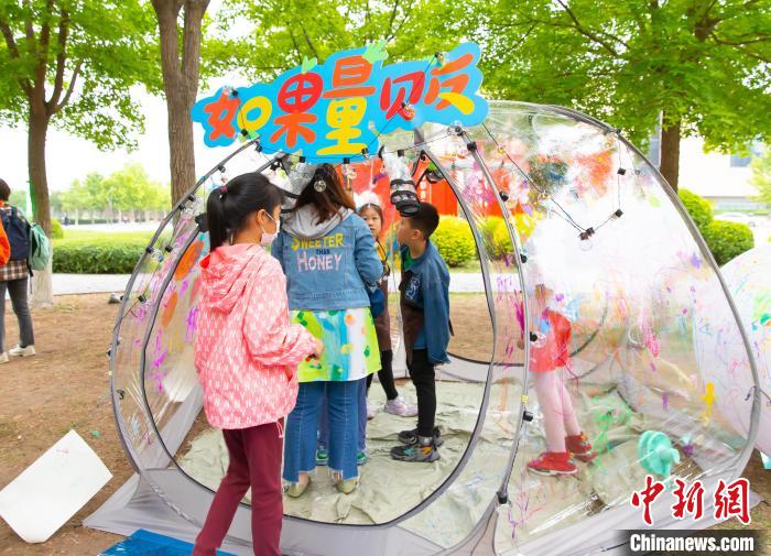 圖為“如果”兒童創(chuàng)意市集活動(dòng)現(xiàn)場(chǎng)?！⊥踉谟?攝