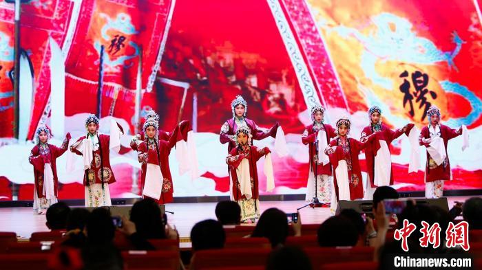 圖為天津市第一屆少年兒童優(yōu)秀傳統(tǒng)文化展演啟動(dòng)儀式現(xiàn)場(chǎng)。　天津市少年兒童活動(dòng)中心供圖