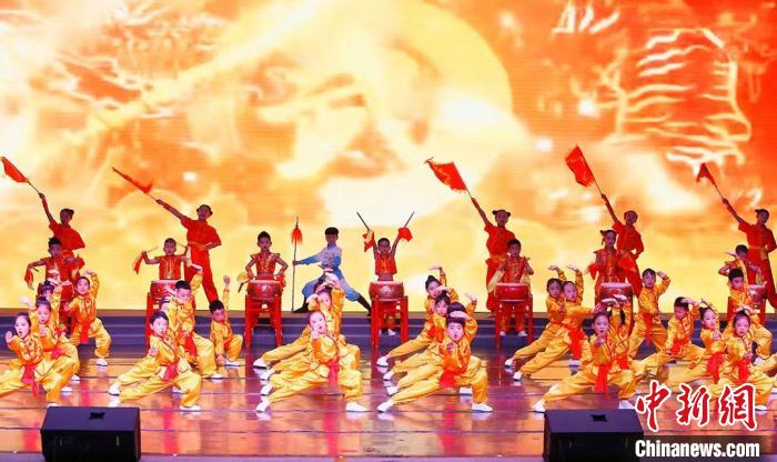 6月1日，天津市少年兒童活動(dòng)中心舉辦“紅領(lǐng)巾的向往”津娃娃藝術(shù)團(tuán)六一文藝演出。　天津市少年兒童活動(dòng)中心供圖