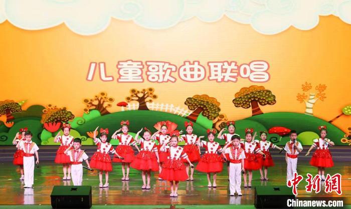 圖為“紅領(lǐng)巾的向往”津娃娃藝術(shù)團(tuán)六一文藝演出現(xiàn)場(chǎng)?！√旖蚴猩倌陜和顒?dòng)中心供圖