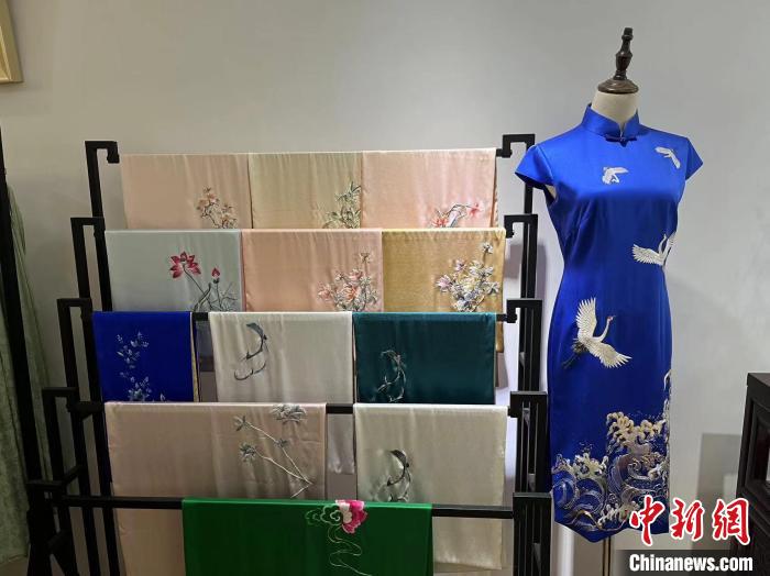 陶衛(wèi)華將江右貢繡融入“新國潮”，陸續(xù)推出了旗袍、漢服、手包、書皮等刺繡作品?！±铐嵑?攝