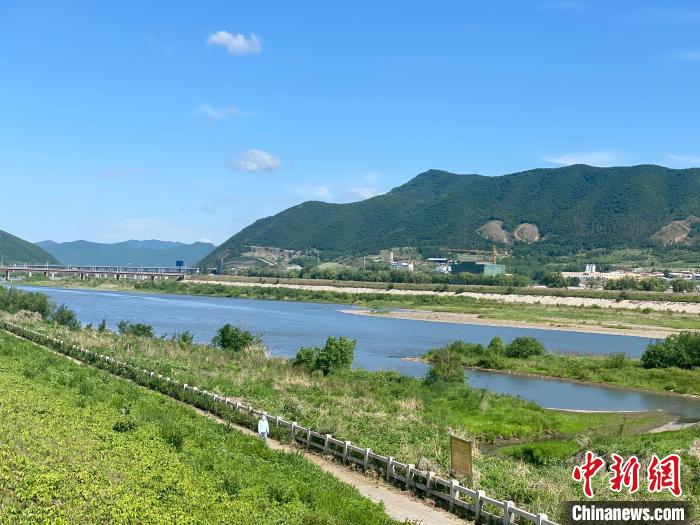2日，圖們市噶呀河畔的晴空美景。　譚偉旗 攝