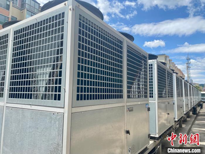 圖們市建明鍋爐房內(nèi)的清潔能源機(jī)組?！∽T偉旗 攝