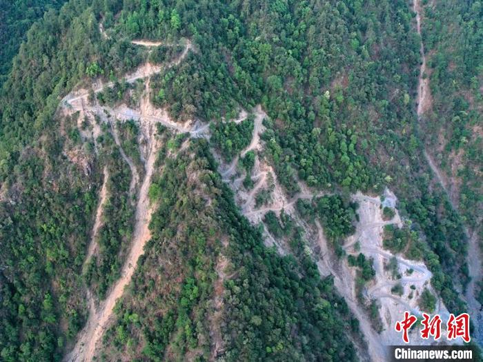 森林消防員勘察木里火場所途經(jīng)的山路?！〕萄┝?攝