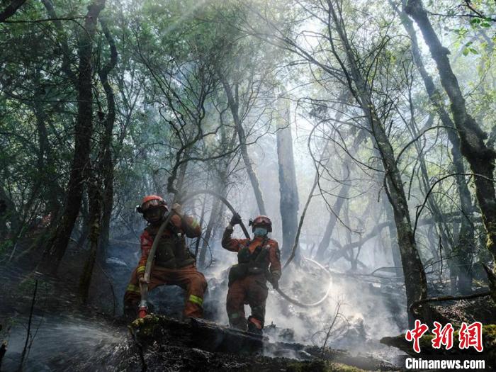 森林消防員正在木里火場清理地下火。　程雪力 攝