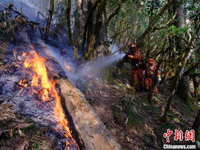 森林消防員正在木里火場一線撲火。　程雪力 攝