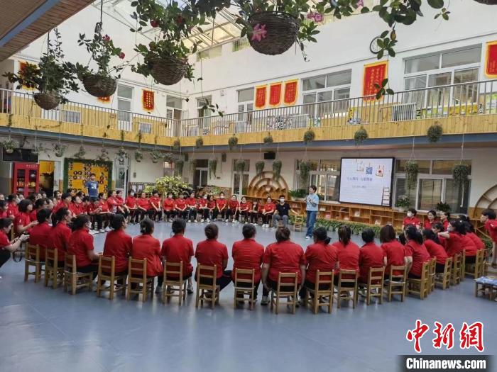 (資料圖)圖為赤峰健康教育心理協(xié)會組織的幼兒園教師團建?！￡惲⒕?供圖