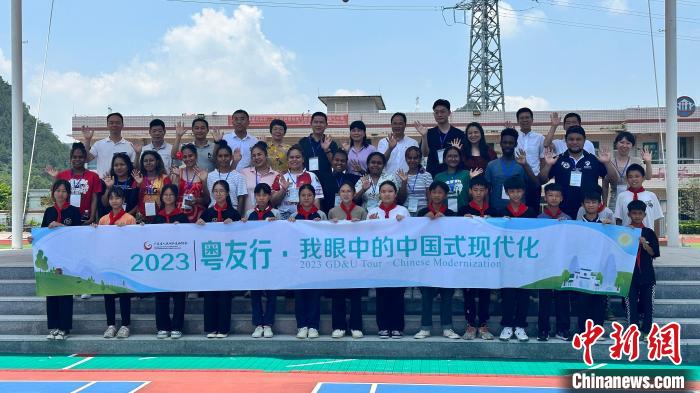 研學(xué)團(tuán)在云浮鎮(zhèn)安鎮(zhèn)第二中心小學(xué)參觀訪問，與小學(xué)師生合影 廣東省人民對外友好協(xié)會 供圖