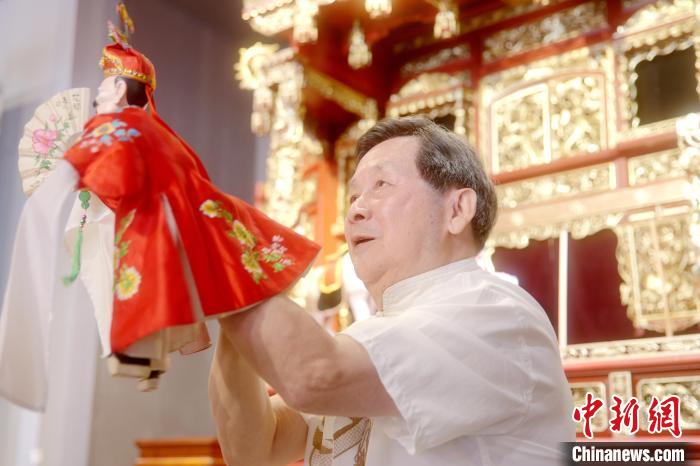 圖為年近八旬的國(guó)家級(jí)非遺傳承人莊陳華現(xiàn)場(chǎng)演繹布袋木偶戲。　李思源 攝