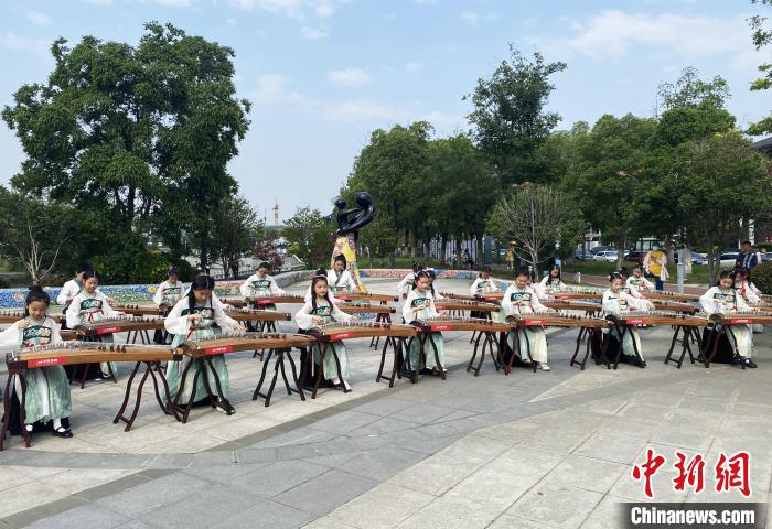 文化和自然遺產(chǎn)日，揚(yáng)州小朋友古箏合奏《茉莉花》。　崔佳明 攝