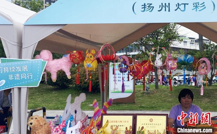 揚(yáng)州燈彩展示。　崔佳明 攝