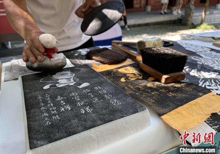 圖為拓片制作?！堃怀?攝
