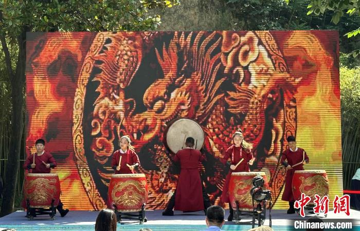 圖為非遺節(jié)目《九天戰(zhàn)鼓》表演。　張一辰 攝