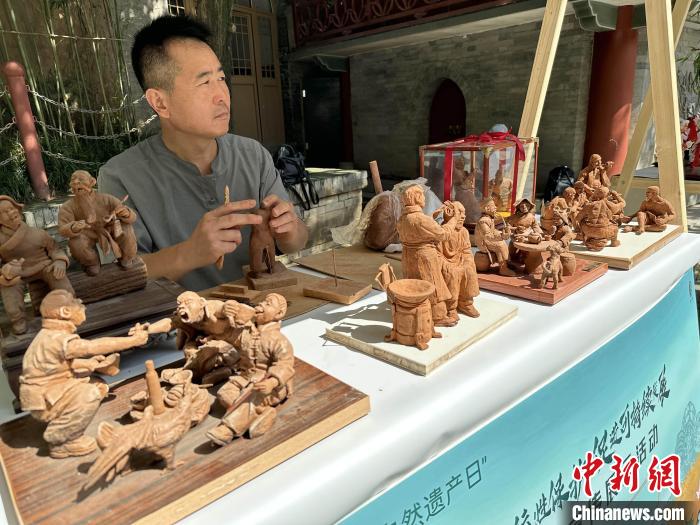 圖為長(zhǎng)安泥塑技藝展示?！堃怀?攝
