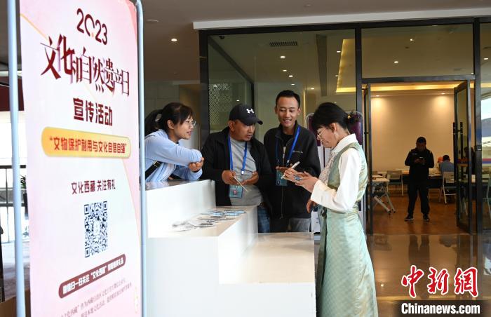 圖為在西藏博物館，工作人員向市民介紹宣傳了解西藏文化的線上平臺(tái)。　趙朗 攝