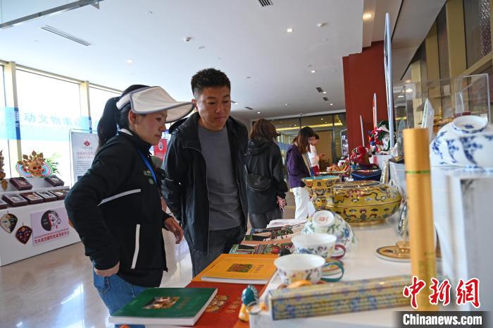 圖為在西藏博物館，市民參觀文創(chuàng)產(chǎn)品。　趙朗 攝