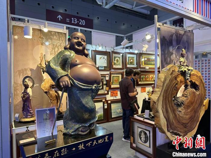 臺灣參展商展出的彌勒佛藝術品。　方偉彬 攝