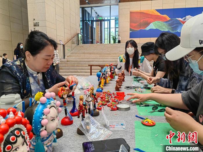 逛展聽講動動手，非遺館里開啟沉浸式體驗之旅