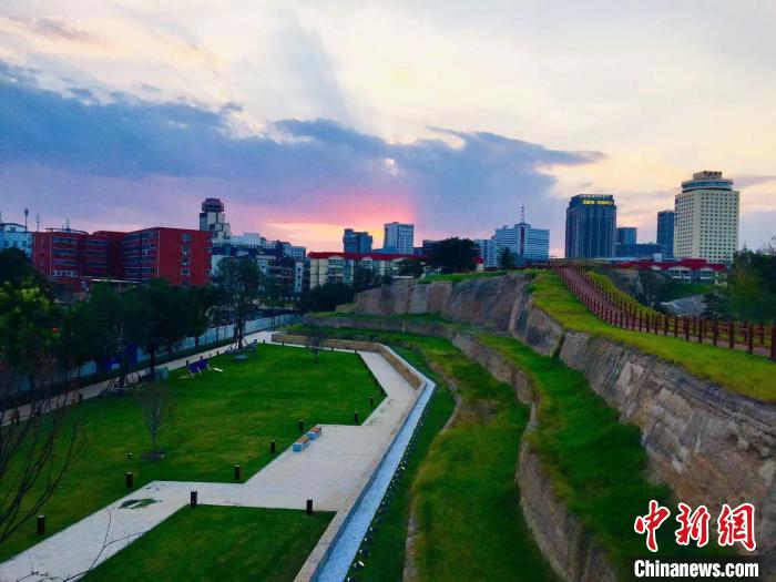 圖為鄭州商城國家考古遺址公園的城墻遺址?！『幽鲜∥奈锞止﹫D