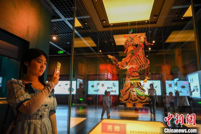 圖為觀眾在觀看展覽?！∮诤Ｑ?攝