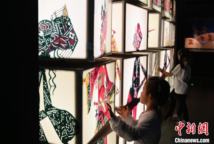 圖為觀眾在觀看展覽。　于海洋 攝