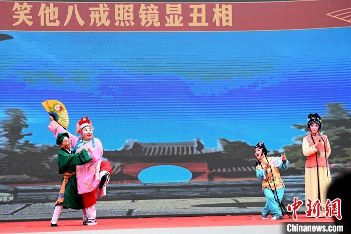 高甲戲表演《連升三級·求親》?！埥鸫?攝