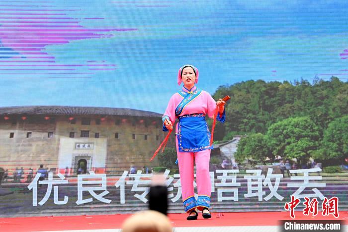 客家竹板山歌《東方古堡》?！埥鸫?攝