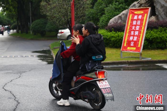 蔣張子怡和往常一樣坐上母親每日接送她的電動(dòng)車回家?！⒄祭?攝