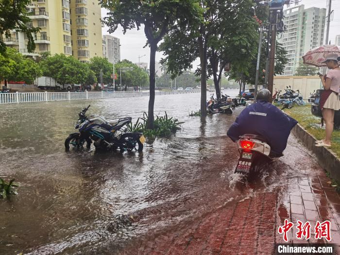 6月8日，北海市街道被積水淹沒?！〉岳顝?qiáng) 攝