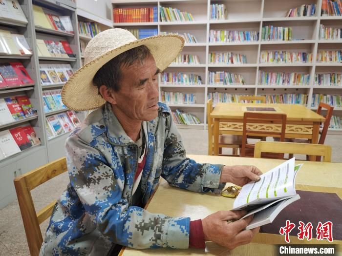圖為高墩營村村民在農(nóng)家書屋看書?！〈魑牟?攝