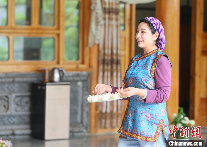 2022年5月25日，臨夏州積石山縣，保安族民眾制作民族美食麥穗包子。(資料圖) 高展 攝