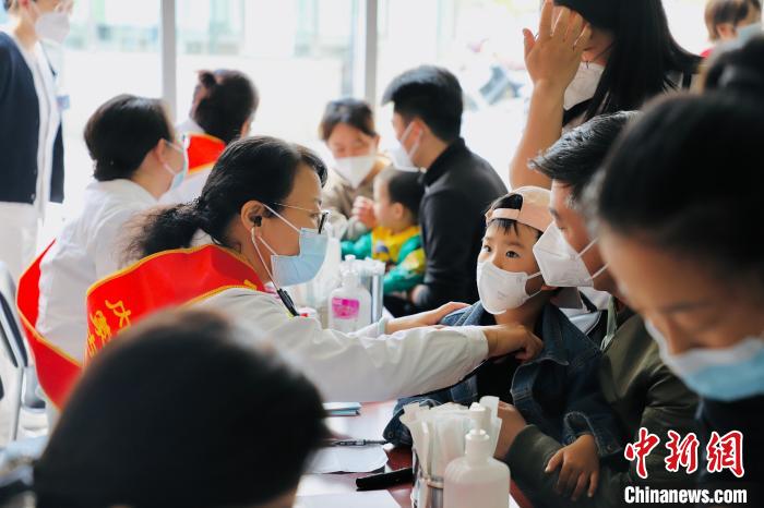 圖為醫(yī)院將優(yōu)質(zhì)醫(yī)療服務(wù)送到群眾身邊?！?nèi)蒙古醫(yī)科大學(xué)附屬醫(yī)院供圖